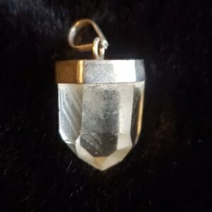 Crystal pointed pendant with silver cap
